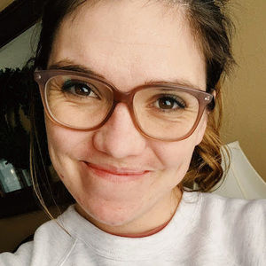 Meet your Posher, Larissa